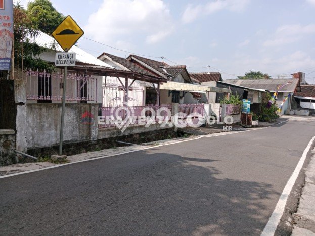PRIME LOCATION! Rumah Strategis area Jebres, Luas 586m2m² LB 300m2m² PRIME LOCATION! Rumah Strategis area Jebres, Luas 586m2m² LB 300m2m²