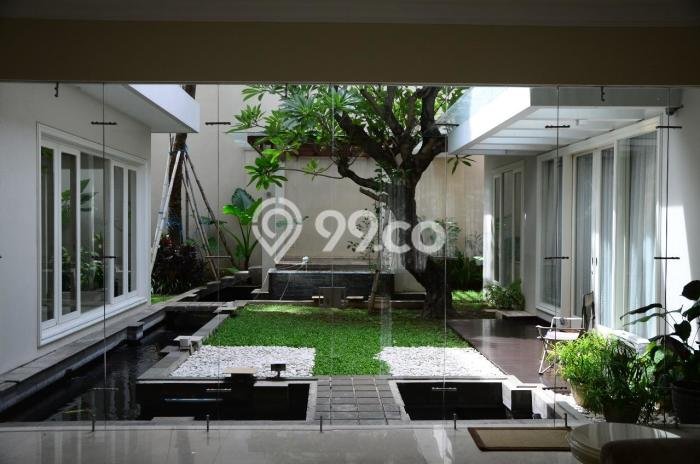 Rumah Elit Modern Tanpa Renovasi di Pakuwon Surabaya Rumah Elit Modern Tanpa Renovasi di Pakuwon Surabaya