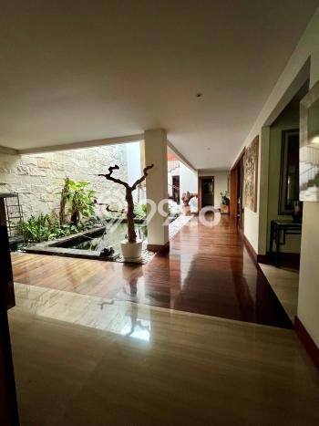 Rumah Elit Modern Tanpa Renovasi di Pakuwon Surabaya Rumah Elit Modern Tanpa Renovasi di Pakuwon Surabaya
