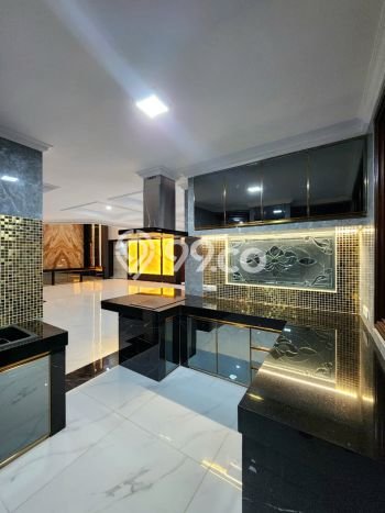 Sewa Rumah Nyaman LT 350m2 / LB 430m2 di Pondok Indah, Jakarta Selatan Sewa Rumah Nyaman LT 350m2 / LB 430m2 di Pondok Indah, Jakarta Selatan