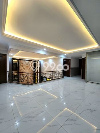 Sewa Rumah Nyaman LT 350m2 / LB 430m2 di Pondok Indah, Jakarta Selatan Sewa Rumah Nyaman LT 350m2 / LB 430m2 di Pondok Indah, Jakarta Selatan