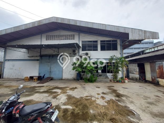 LOKASI STRATEGIS! Gudang Kawasan Kamal, Luas 672m², Area Komersial, Jalan Utama LOKASI STRATEGIS! Gudang Kawasan Kamal, Luas 672m², Area Komersial, Jalan Utama