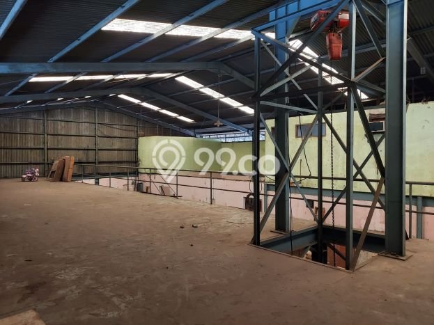 LOKASI STRATEGIS! Gudang Kawasan Kamal, Luas 672m², Area Komersial, Jalan Utama LOKASI STRATEGIS! Gudang Kawasan Kamal, Luas 672m², Area Komersial, Jalan Utama