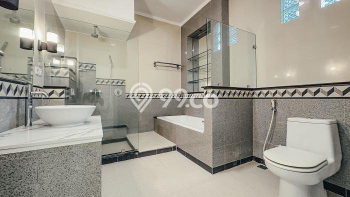 Hunian Elit LB 500m2 Siap Pakai Desain Elegan di Bintaro, Tangerang Selatan Hunian Elit LB 500m2 Siap Pakai Desain Elegan di Bintaro, Tangerang Selatan