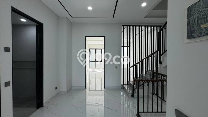 Ready to Use! Premium House LT 140m2 Desain Elegan di Dharma Husada Ready to Use! Premium House LT 140m2 Desain Elegan di Dharma Husada