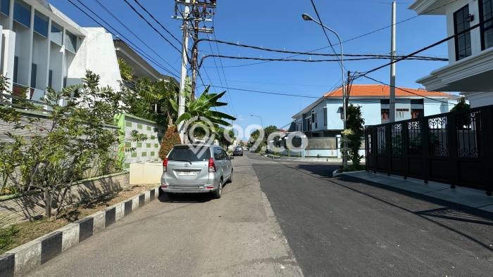 Ready to Use! Premium House LT 140m2 Desain Elegan di Dharma Husada Ready to Use! Premium House LT 140m2 Desain Elegan di Dharma Husada