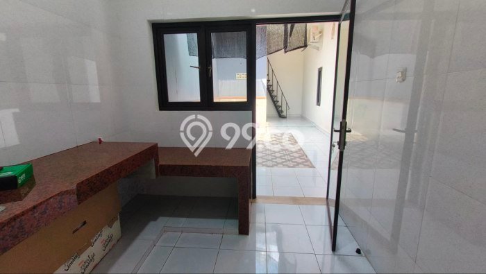 Ready to Use! Premium House LT 240m2 Desain Elegan di Manyar Ready to Use! Premium House LT 240m2 Desain Elegan di Manyar