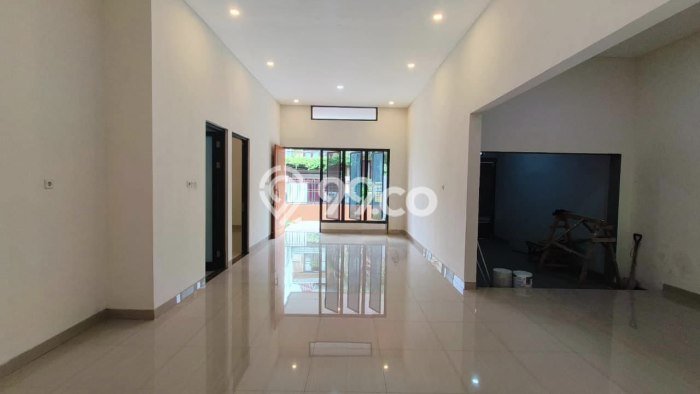 Ready to Use! Premium House LT 240m2 Desain Elegan di Manyar Ready to Use! Premium House LT 240m2 Desain Elegan di Manyar