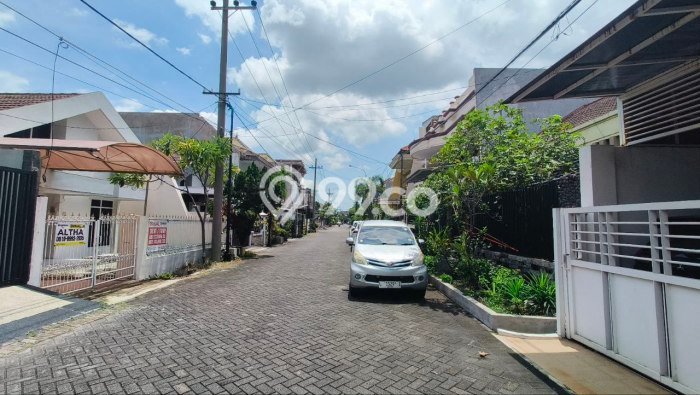 Rumah Elit Modern Tanpa Renovasi di Manyar Surabaya Rumah Elit Modern Tanpa Renovasi di Manyar Surabaya