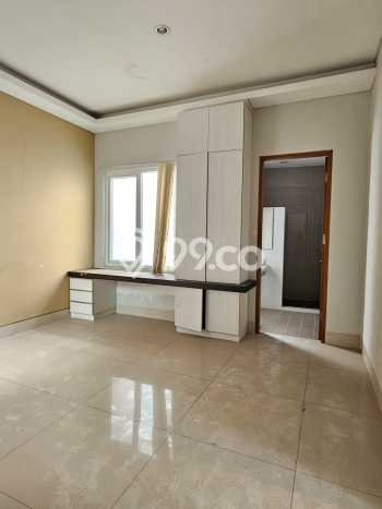 Ready to Use! Luxury House LT 221m2 Desain Elegan di Pondok Pinang Ready to Use! Luxury House LT 221m2 Desain Elegan di Pondok Pinang