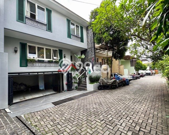 Jual Rumah Luas Megah Dengan View Eksklusif di Kemang, Jakarta Selatan Jual Rumah Luas Megah Dengan View Eksklusif di Kemang, Jakarta Selatan