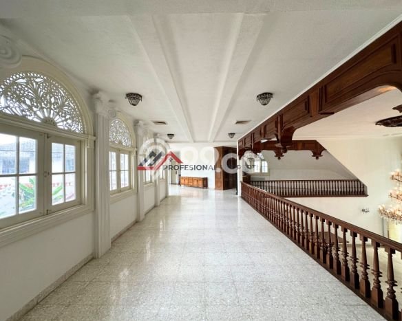 Rumah Elit Modern Tanpa Renovasi di Simprug Jakarta Selatan Rumah Elit Modern Tanpa Renovasi di Simprug Jakarta Selatan