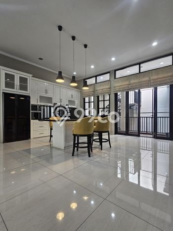 Ready to Use! Luxury House LT 215m2 Desain Modern di Senopati Ready to Use! Luxury House LT 215m2 Desain Modern di Senopati