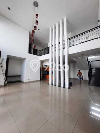 Ready to Use! Luxury House LT 350m2 Desain Elegan di Cipete Ready to Use! Luxury House LT 350m2 Desain Elegan di Cipete