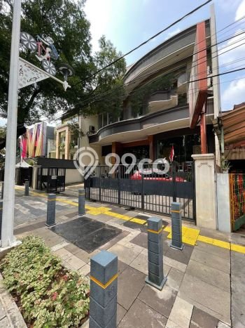 Rumah Nyaman 3 KT LT 320m2m² di Senopati, Jakarta Selatan Rumah Nyaman 3 KT LT 320m2m² di Senopati, Jakarta Selatan