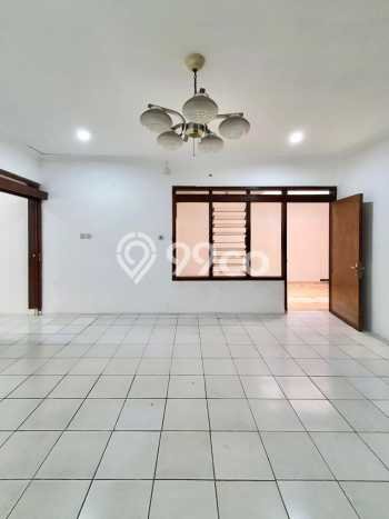 Rumah Siap Huni lokasi , Jakarta Selatan, Luas 329m2m² LB 250m2m² Rumah Siap Huni lokasi , Jakarta Selatan, Luas 329m2m² LB 250m2m²