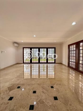 Rumah Elit LB 581m2 Siap Huni Desain Elegan di Simprug, Jakarta Selatan Rumah Elit LB 581m2 Siap Huni Desain Elegan di Simprug, Jakarta Selatan