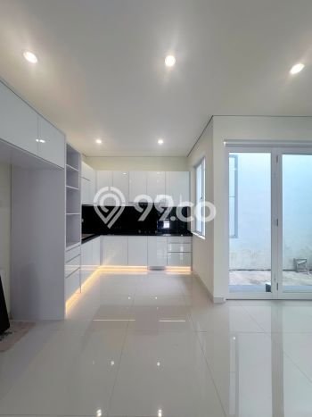 Ready to Use! Luxury House LT 105m2 Desain Modern di Pejaten Ready to Use! Luxury House LT 105m2 Desain Modern di Pejaten