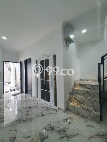 Ready to Use! Luxury House LT 114m2 Desain Elegan di Pejaten Ready to Use! Luxury House LT 114m2 Desain Elegan di Pejaten
