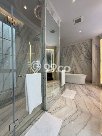 For Sale! Luxury House LT 370m2 Desain Elegan di Senopati For Sale! Luxury House LT 370m2 Desain Elegan di Senopati