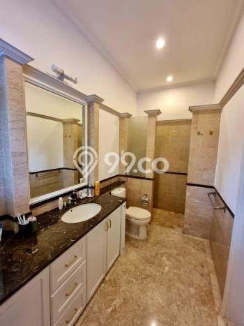 SIAP HUNI! Rumah Strategis area Kemang, Luas 700m² Bangunan 450m² SIAP HUNI! Rumah Strategis area Kemang, Luas 700m² Bangunan 450m²