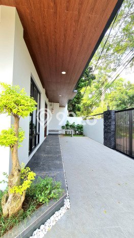 Rumah Elit Modern Tanpa Renovasi di BSD Griya Loka Tangerang Rumah Elit Modern Tanpa Renovasi di BSD Griya Loka Tangerang