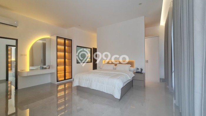 LOKASI PREMIUM! Rumah Strategis area Alam Sutera, Luas 240m² LB 330m² LOKASI PREMIUM! Rumah Strategis area Alam Sutera, Luas 240m² LB 330m²
