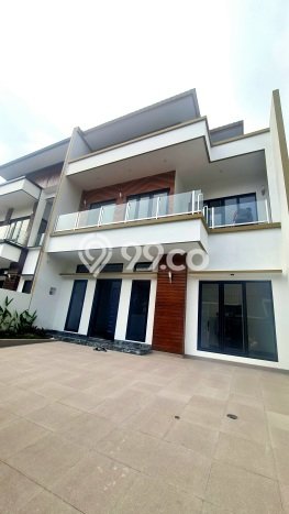 Ready to Use! Luxury House LT 180m2 Desain Modern di BSD Ready to Use! Luxury House LT 180m2 Desain Modern di BSD