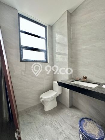 Rumah LT 249m² Dekat Pusat Perbelanjaan di BSD City, Tangerang Rumah LT 249m² Dekat Pusat Perbelanjaan di BSD City, Tangerang