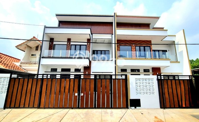 Ready to Use! Luxury House LT 180m2 Desain Modern di BSD Ready to Use! Luxury House LT 180m2 Desain Modern di BSD