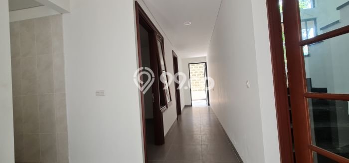 Rumah LT 249m² Dekat Pusat Perbelanjaan di BSD City, Tangerang Rumah LT 249m² Dekat Pusat Perbelanjaan di BSD City, Tangerang