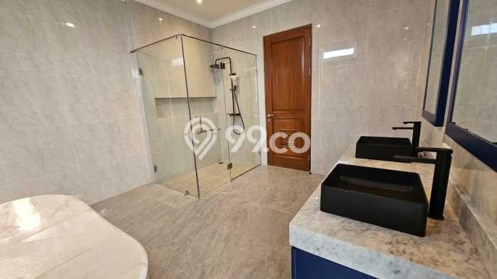 Rumah Mewah LB 332m2 Siap Huni Desain Elegan di BSD Eminent, Tangerang Rumah Mewah LB 332m2 Siap Huni Desain Elegan di BSD Eminent, Tangerang