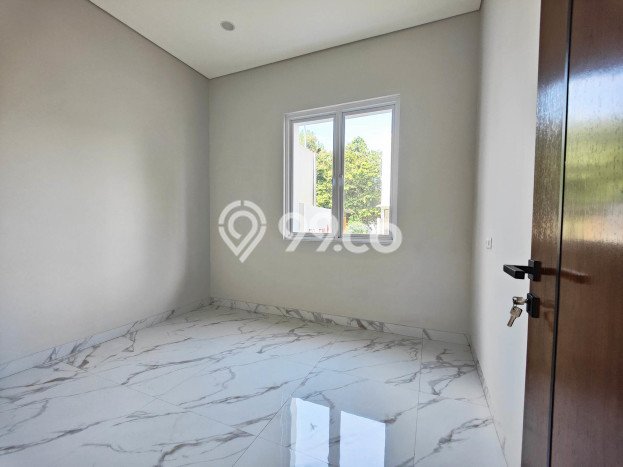 Ready to Use! Luxury House LT 202m2 Desain Elegan di BSD Ready to Use! Luxury House LT 202m2 Desain Elegan di BSD