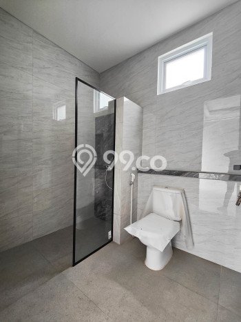 Ready to Use! Luxury House LT 202m2 Desain Elegan di BSD Ready to Use! Luxury House LT 202m2 Desain Elegan di BSD