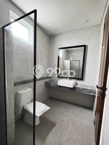 Ready to Use! Luxury House LT 202m2 Desain Elegan di BSD Ready to Use! Luxury House LT 202m2 Desain Elegan di BSD