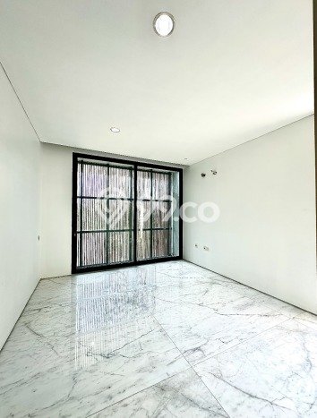 Rumah Luxury Modern Tanpa Renovasi di Intercon Jakarta Barat Rumah Luxury Modern Tanpa Renovasi di Intercon Jakarta Barat