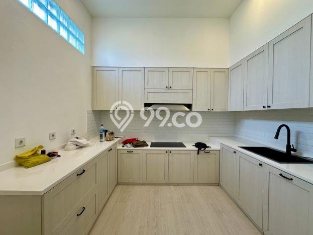Rumah Mewah LB 450m2 Siap Pakai Desain Elegan di Alam Sutera, Tangerang Rumah Mewah LB 450m2 Siap Pakai Desain Elegan di Alam Sutera, Tangerang