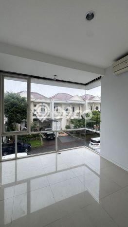 Lokasi strategis! Rumah siap huni disewakan di Lakarsantri LB 162m2 Lokasi strategis! Rumah siap huni disewakan di Lakarsantri LB 162m2
