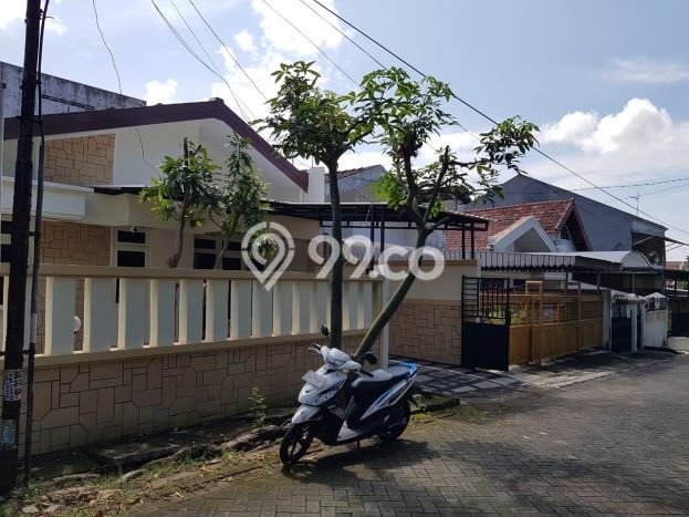 Ready to Use! Luxury House LT 216m2 Desain Modern di Mayjen Sungkono Ready to Use! Luxury House LT 216m2 Desain Modern di Mayjen Sungkono