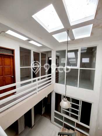 Rumah Modern 4 KT LT 175m2 di Pakuwon Rumah Modern 4 KT LT 175m2 di Pakuwon