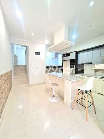 Hunian Mewah LB 200m2 Siap Huni Desain Elegan di Bintaro, Tangerang Selatan Hunian Mewah LB 200m2 Siap Huni Desain Elegan di Bintaro, Tangerang Selatan
