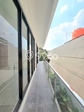 Rumah Strategis dengan 4 Kamar Tidur dan 5 Kamar Mandi di Area Bintaro, Tangerang Selatan Rumah Strategis dengan 4 Kamar Tidur dan 5 Kamar Mandi di Area Bintaro, Tangerang Selatan