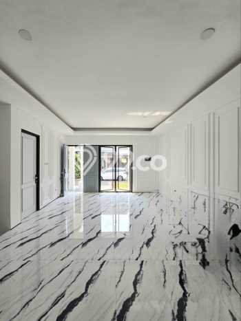 Hunian Elit LB 162m2 Siap Huni Desain Elegan di Bintaro, Tangerang Selatan Hunian Elit LB 162m2 Siap Huni Desain Elegan di Bintaro, Tangerang Selatan