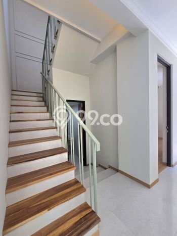 Ready to Use! Luxury House LT 220m2 Desain Modern di BSD City Ready to Use! Luxury House LT 220m2 Desain Modern di BSD City