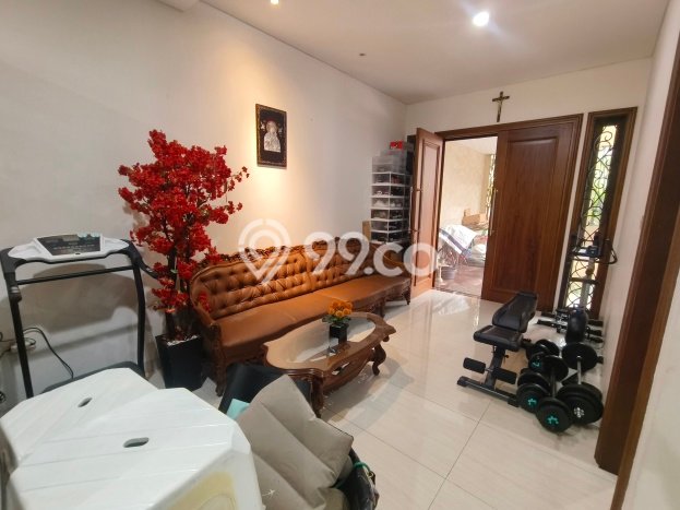 Hunian Eksklusif Dijual LT 220m2 di Kebon Jeruk, Jakarta Barat Hunian Eksklusif Dijual LT 220m2 di Kebon Jeruk, Jakarta Barat