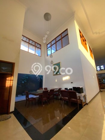Rumah Mewah LB 900m2 Siap Pakai Desain Elegan di Sukomanunggal, Surabaya Rumah Mewah LB 900m2 Siap Pakai Desain Elegan di Sukomanunggal, Surabaya