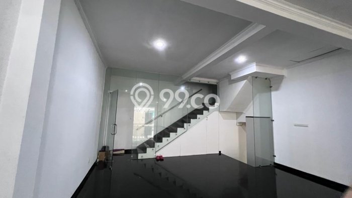 Area Ramai! Ruko Dijual di Kebayoran Lama untuk Bisnis Luas Bangunan 100m2 Area Ramai! Ruko Dijual di Kebayoran Lama untuk Bisnis Luas Bangunan 100m2