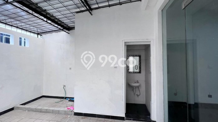 Area Ramai! Ruko Dijual di Kebayoran Lama untuk Bisnis Luas Bangunan 100m2 Area Ramai! Ruko Dijual di Kebayoran Lama untuk Bisnis Luas Bangunan 100m2