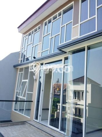 Rumah Modern 5 Kamar LT 120m2 di Araya Rumah Modern 5 Kamar LT 120m2 di Araya