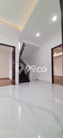 Rumah Eksklusif Siap Huni LT 200m2 di BSD, Tangerang Selatan Rumah Eksklusif Siap Huni LT 200m2 di BSD, Tangerang Selatan